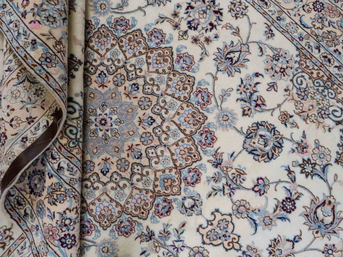 Handgeknüpfter Nain 9La Perserteppich von Khademi aus Wolle mit Seide, cremeweiß. Klassisches Medaillon-Design. Traditionell von Hand geknüpft in Iran / Persien. Größe: 319 cm x 203 cm. Teppichnummer: RB3-1085. Verkauf durch Jupiter Intl.