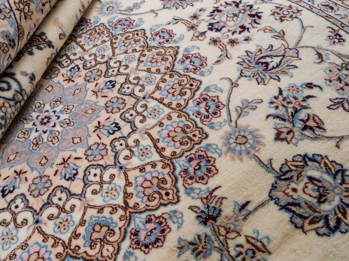 Handgeknüpfter Nain 9La Perserteppich von Khademi aus Wolle mit Seide, cremeweiß. Klassisches Medaillon-Design. Traditionell von Hand geknüpft in Iran / Persien. Größe: 319 cm x 203 cm. Teppichnummer: RB3-1085. Verkauf durch Jupiter Intl.