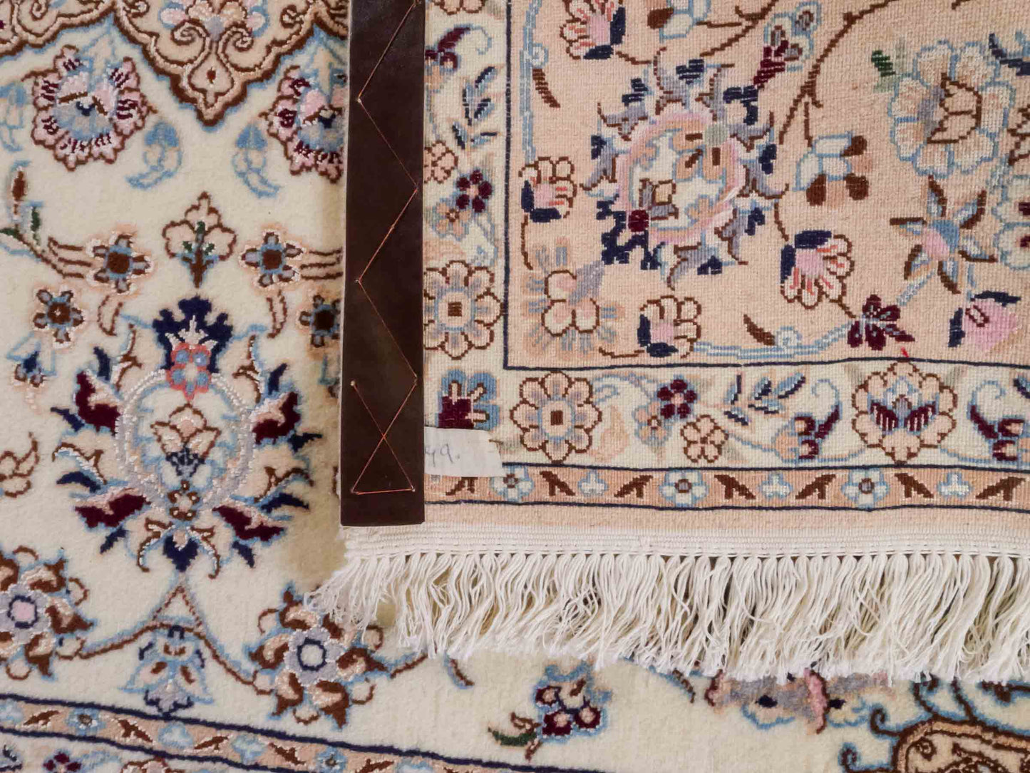 Handgeknüpfter Nain 9La Perserteppich von Khademi aus Wolle mit Seide, cremeweiß. Klassisches Medaillon-Design. Traditionell von Hand geknüpft in Iran / Persien. Größe: 319 cm x 203 cm. Teppichnummer: RB3-1085. Verkauf durch Jupiter Intl.