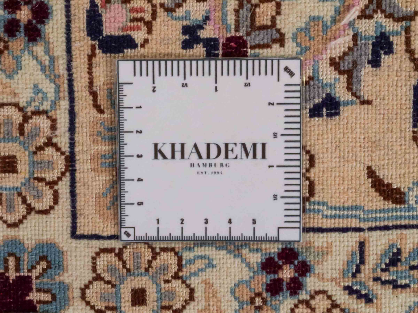 Handgeknüpfter Nain 9La Perserteppich von Khademi aus Wolle mit Seide, cremeweiß. Klassisches Medaillon-Design. Traditionell von Hand geknüpft in Iran / Persien. Größe: 319 cm x 203 cm. Teppichnummer: RB3-1085. Verkauf durch Jupiter Intl.