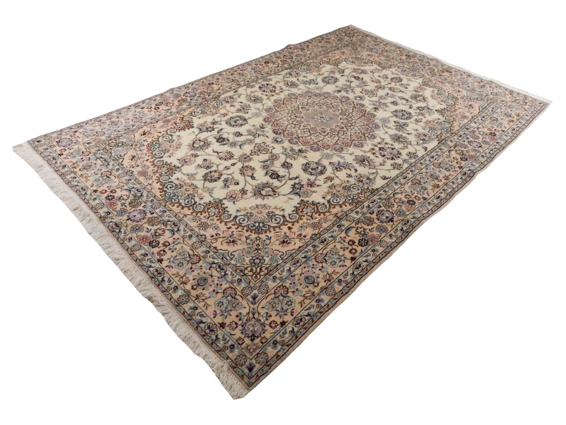 Handgeknüpfter Nain 9La Perserteppich von Khademi aus Wolle mit Seide, cremeweiß. Klassisches Medaillon-Design. Traditionell von Hand geknüpft in Iran / Persien. Größe: 319 cm x 203 cm. Teppichnummer: RB3-1085. Verkauf durch Jupiter Intl.