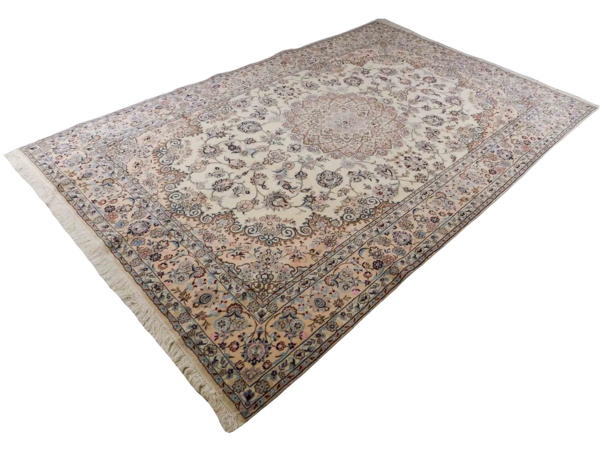 Handgeknüpfter Nain 9La Perserteppich von Khademi aus Wolle mit Seide, cremeweiß. Klassisches Medaillon-Design. Traditionell von Hand geknüpft in Iran / Persien. Größe: 319 cm x 203 cm. Teppichnummer: RB3-1085. Verkauf durch Jupiter Intl.