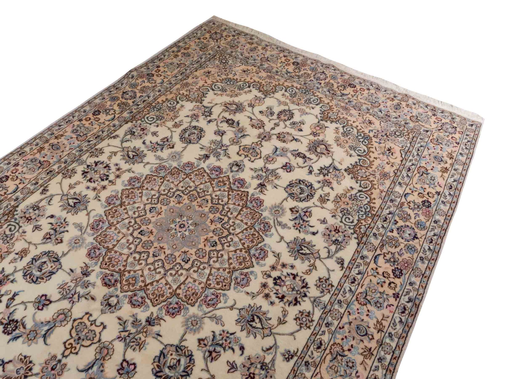 Handgeknüpfter Nain 9La Perserteppich von Khademi aus Wolle mit Seide, cremeweiß. Klassisches Medaillon-Design. Traditionell von Hand geknüpft in Iran / Persien. Größe: 319 cm x 203 cm. Teppichnummer: RB3-1085. Verkauf durch Jupiter Intl.