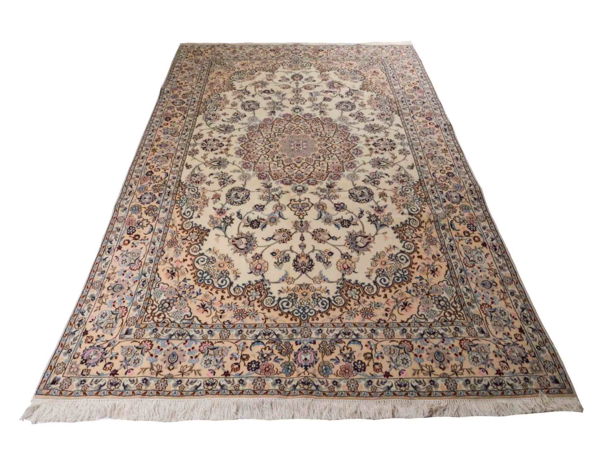 Handgeknüpfter Nain 9La Perserteppich von Khademi aus Wolle mit Seide, cremeweiß. Klassisches Medaillon-Design. Traditionell von Hand geknüpft in Iran / Persien. Größe: 319 cm x 203 cm. Teppichnummer: RB3-1085. Verkauf durch Jupiter Intl.
