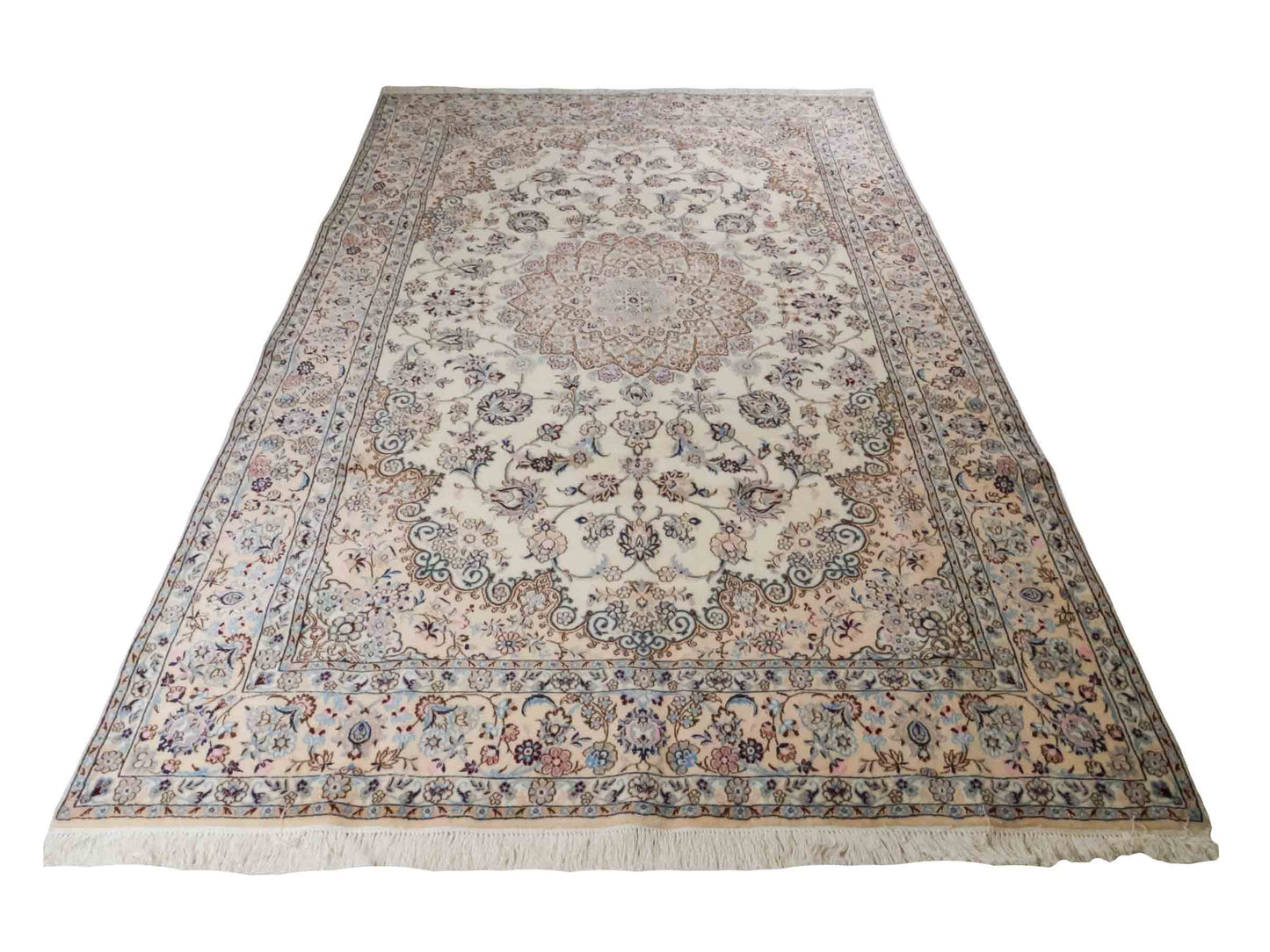 Handgeknüpfter Nain 9La Perserteppich von Khademi aus Wolle mit Seide, cremeweiß. Klassisches Medaillon-Design. Traditionell von Hand geknüpft in Iran / Persien. Größe: 319 cm x 203 cm. Teppichnummer: RB3-1085. Verkauf durch Jupiter Intl.