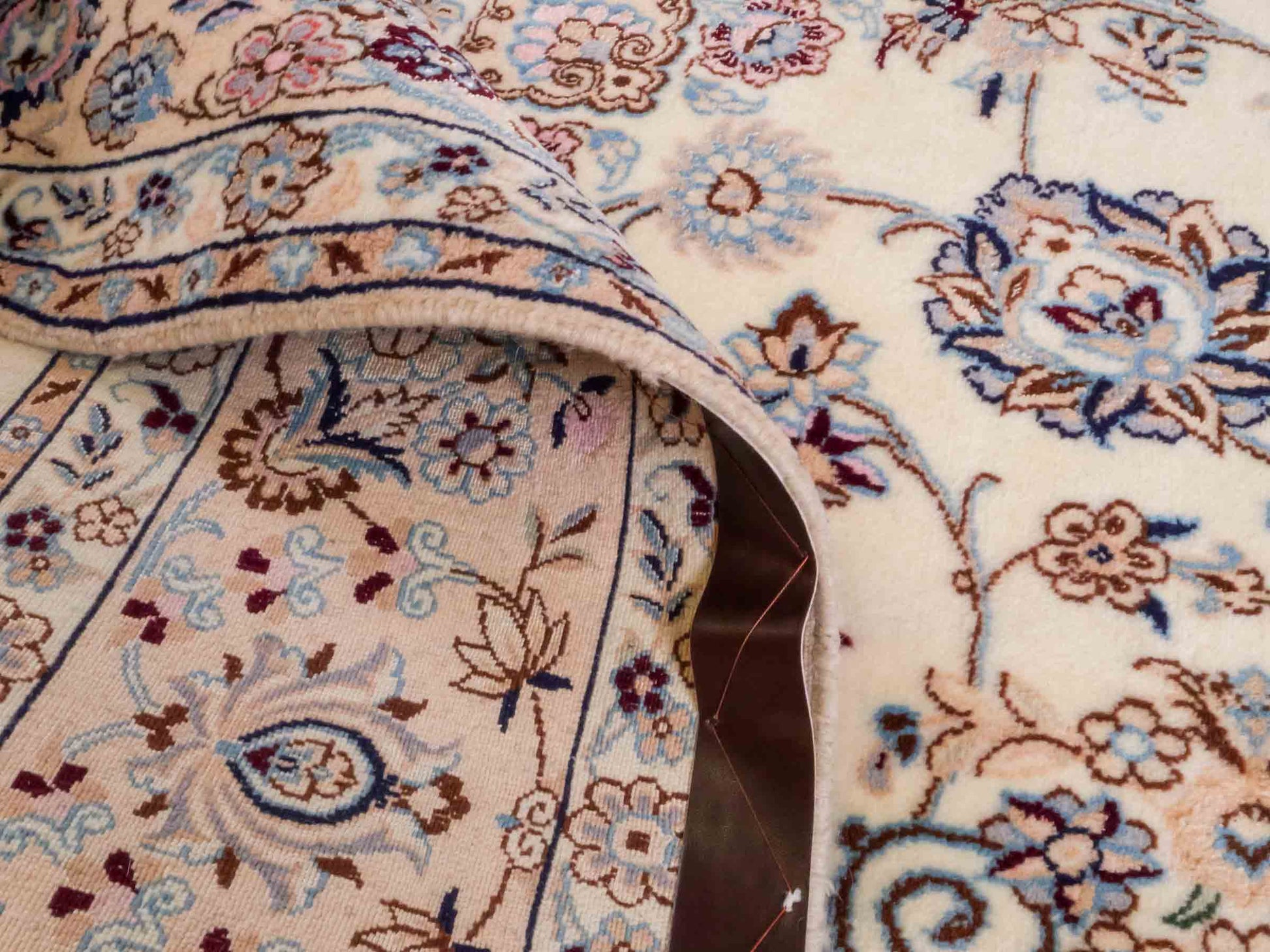 Handgeknüpfter Nain 9La Perserteppich von Khademi aus Wolle mit Seide, cremeweiß. Klassisches Medaillon-Design. Traditionell von Hand geknüpft in Iran / Persien. Größe: 319 cm x 203 cm. Teppichnummer: RB3-1085. Verkauf durch Jupiter Intl.