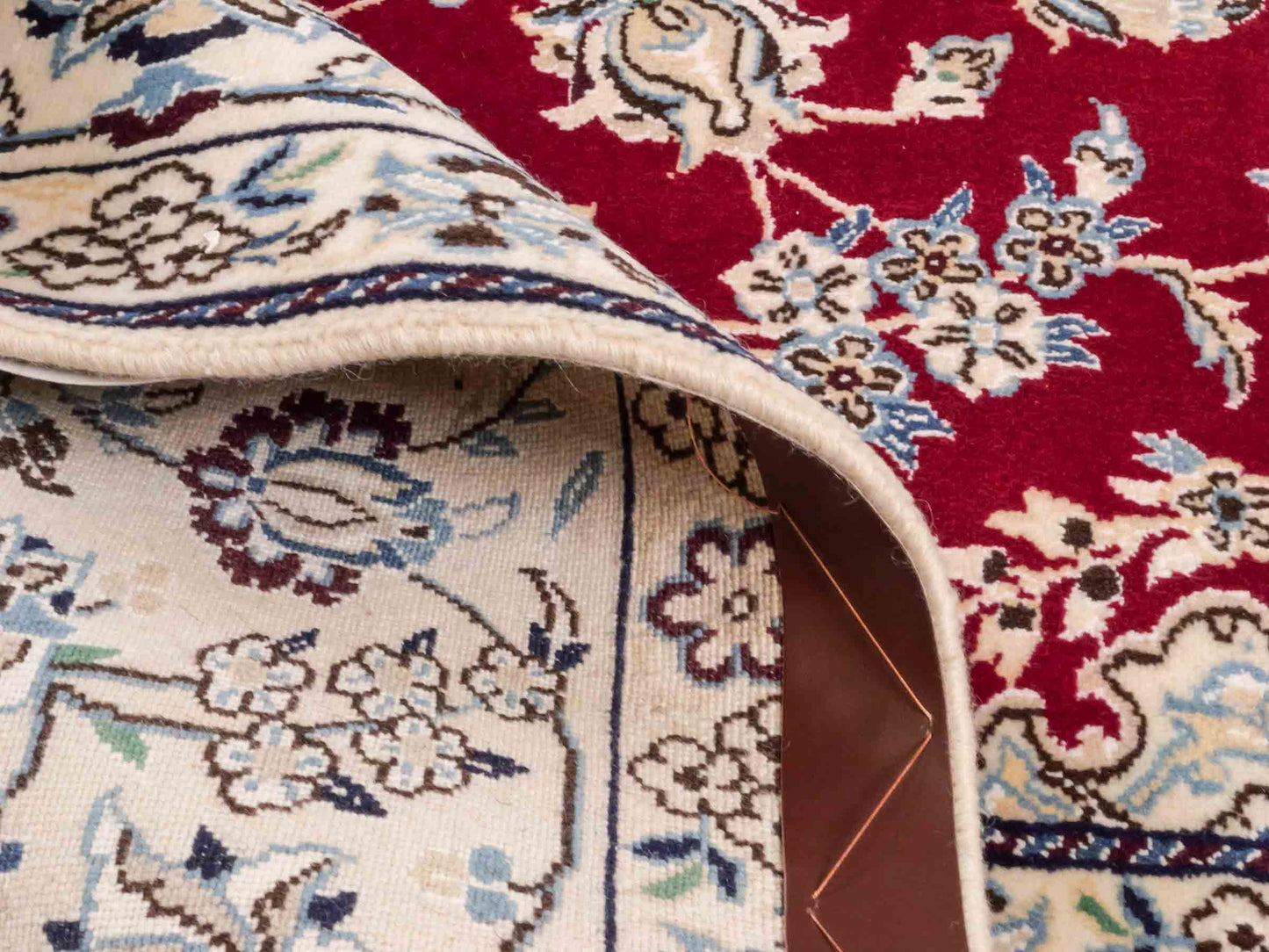 Handgeknüpfter Nain 9La Perserteppich von Khademi mit Signatur aus Wolle mit Seide, rot, weiß. Klassisches Medaillon-Design. Von Hand geknüpft in Iran / Persien. Größe: 321 cm x 204 cm. Teppichnummer: RB3-1084. Verkauf durch Jupiter Intl.