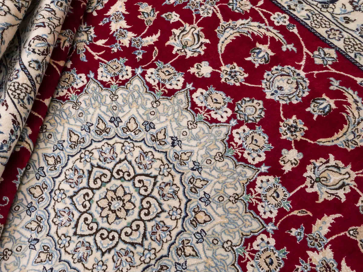 Handgeknüpfter Nain 9La Perserteppich von Khademi mit Signatur aus Wolle mit Seide, rot, weiß. Klassisches Medaillon-Design. Von Hand geknüpft in Iran / Persien. Größe: 321 cm x 204 cm. Teppichnummer: RB3-1084. Verkauf durch Jupiter Intl.