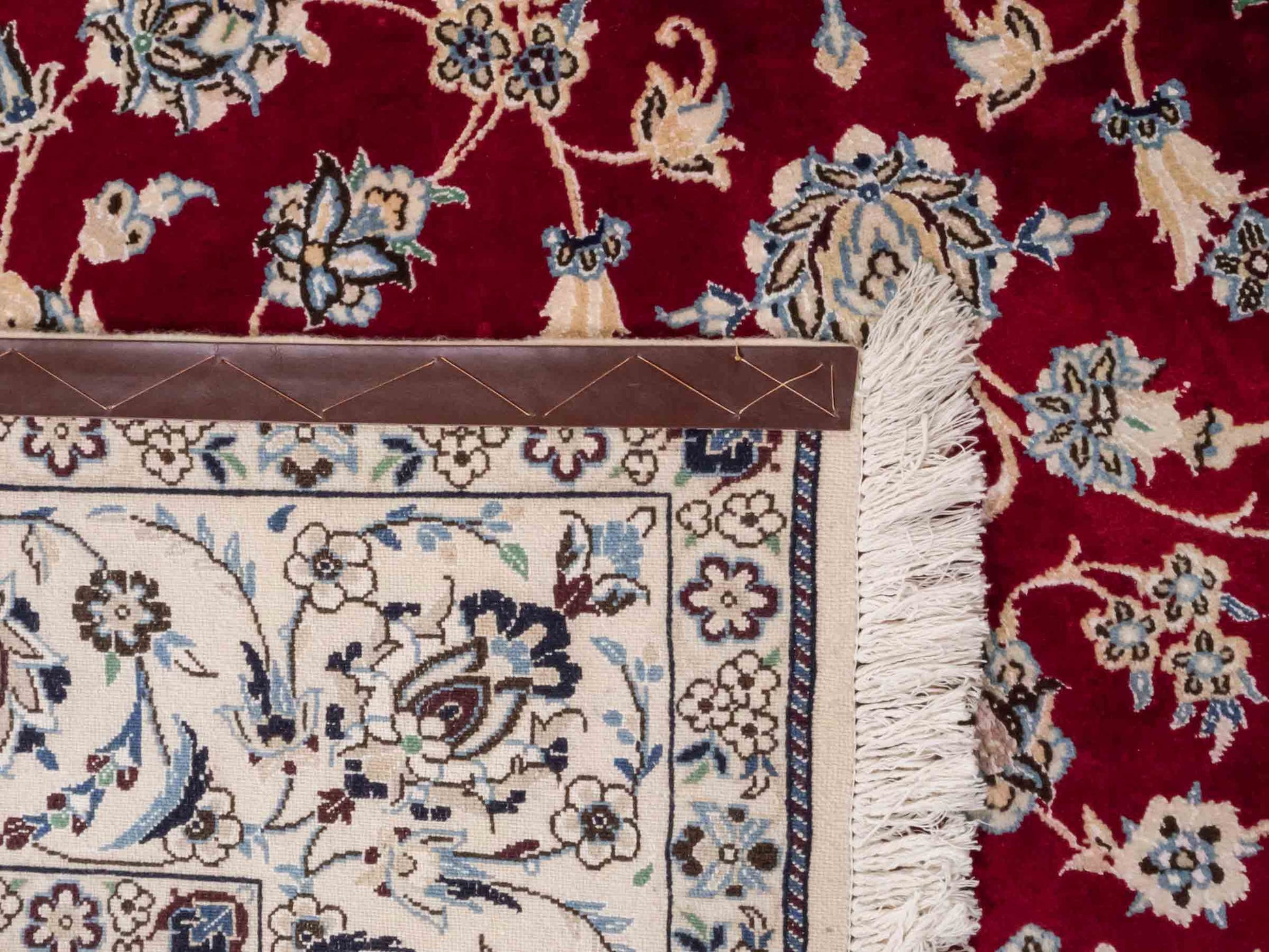 Handgeknüpfter Nain 9La Perserteppich von Khademi mit Signatur aus Wolle mit Seide, rot, weiß. Klassisches Medaillon-Design. Von Hand geknüpft in Iran / Persien. Größe: 321 cm x 204 cm. Teppichnummer: RB3-1084. Verkauf durch Jupiter Intl.