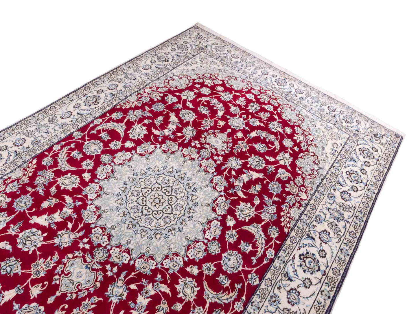 Handgeknüpfter Nain 9La Perserteppich von Khademi mit Signatur aus Wolle mit Seide, rot, weiß. Klassisches Medaillon-Design. Von Hand geknüpft in Iran / Persien. Größe: 321 cm x 204 cm. Teppichnummer: RB3-1084. Verkauf durch Jupiter Intl.