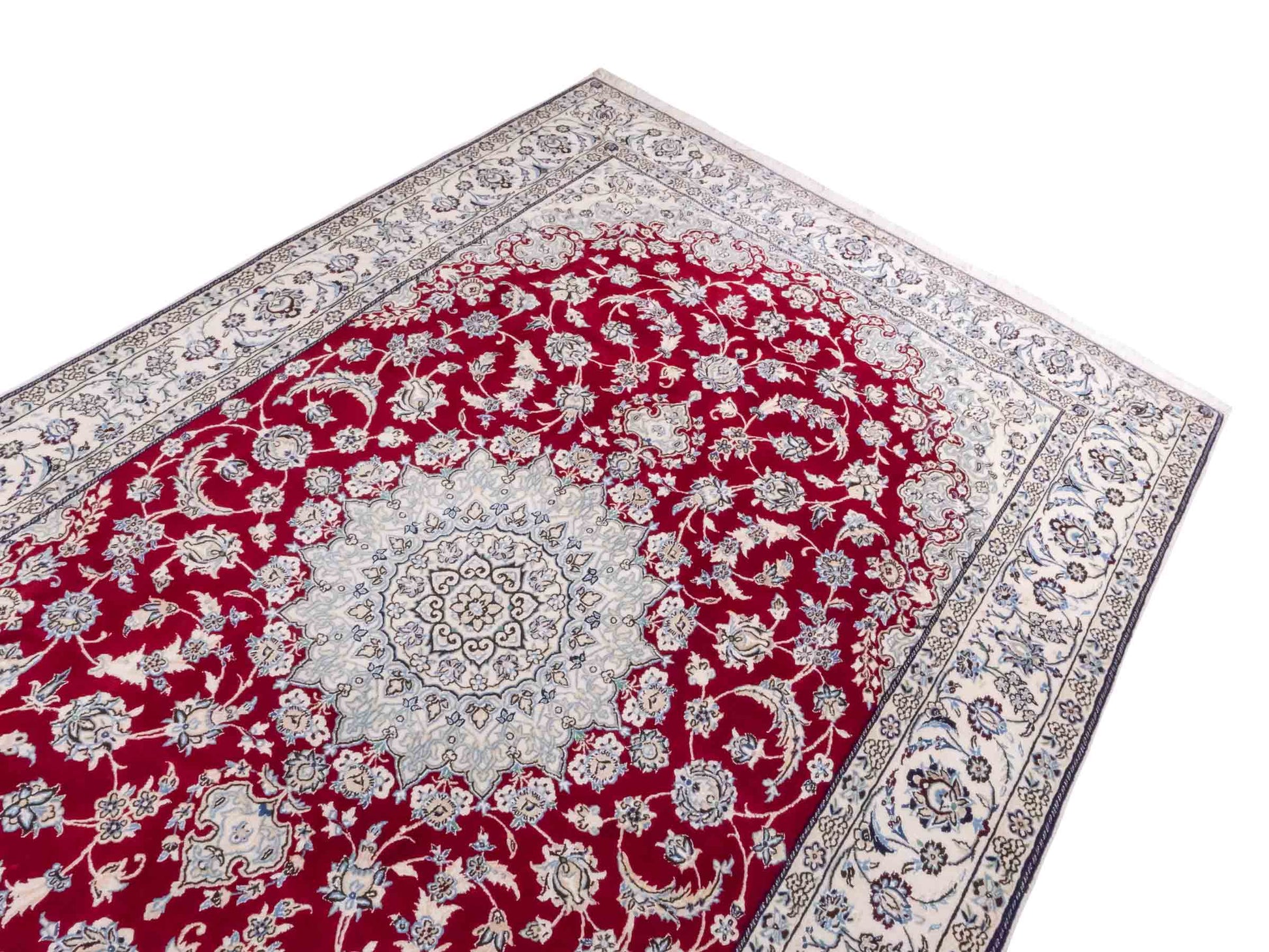Handgeknüpfter Nain 9La Perserteppich von Khademi mit Signatur aus Wolle mit Seide, rot, weiß. Klassisches Medaillon-Design. Von Hand geknüpft in Iran / Persien. Größe: 321 cm x 204 cm. Teppichnummer: RB3-1084. Verkauf durch Jupiter Intl.