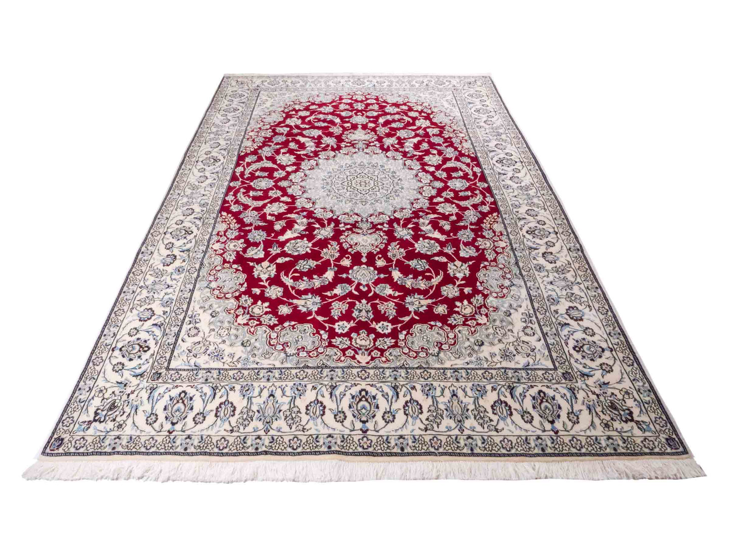 Handgeknüpfter Nain 9La Perserteppich von Khademi mit Signatur aus Wolle mit Seide, rot, weiß. Klassisches Medaillon-Design. Von Hand geknüpft in Iran / Persien. Größe: 321 cm x 204 cm. Teppichnummer: RB3-1084. Verkauf durch Jupiter Intl.
