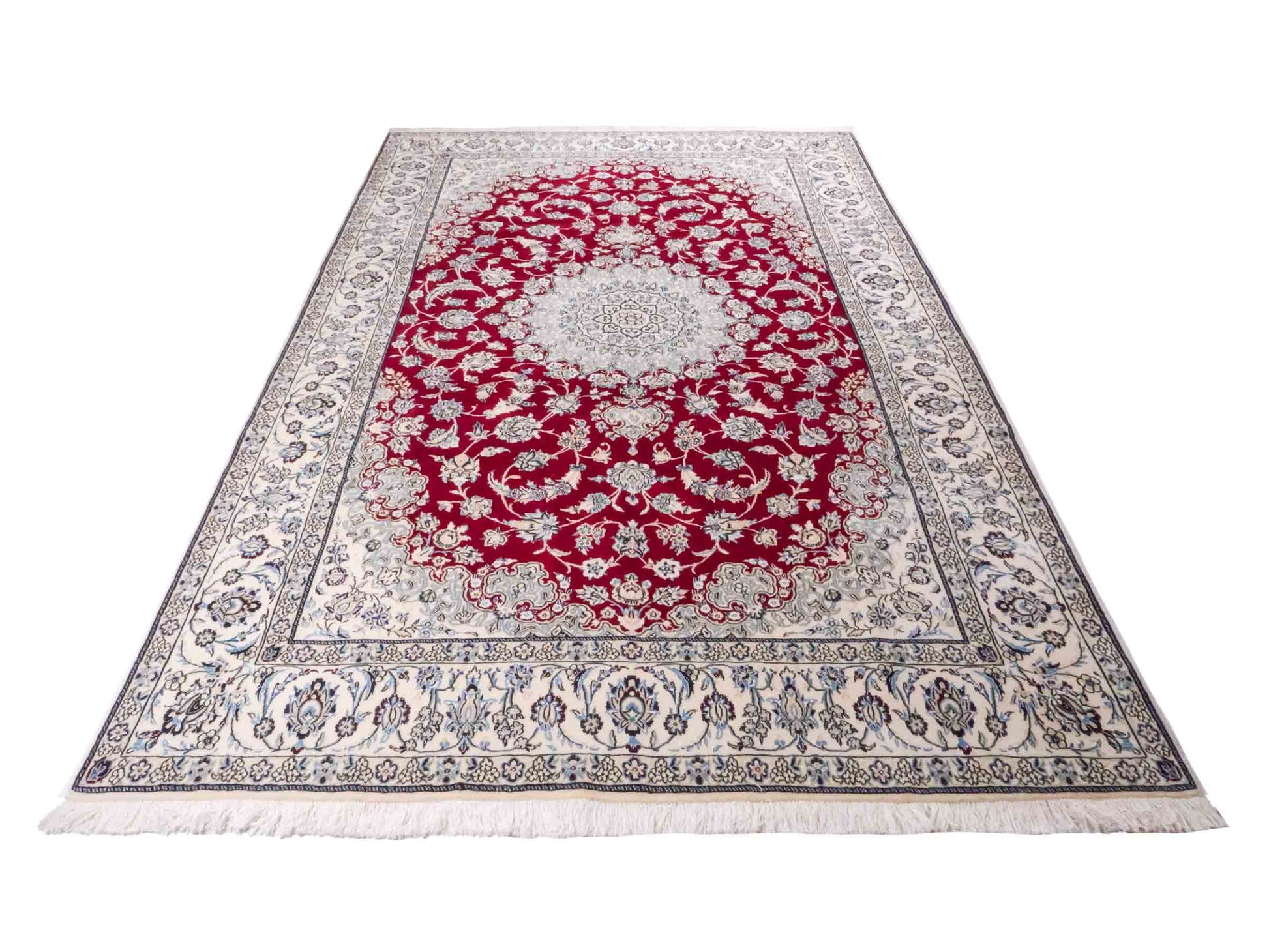 Handgeknüpfter Nain 9La Perserteppich von Khademi mit Signatur aus Wolle mit Seide, rot, weiß. Klassisches Medaillon-Design. Von Hand geknüpft in Iran / Persien. Größe: 321 cm x 204 cm. Teppichnummer: RB3-1084. Verkauf durch Jupiter Intl.