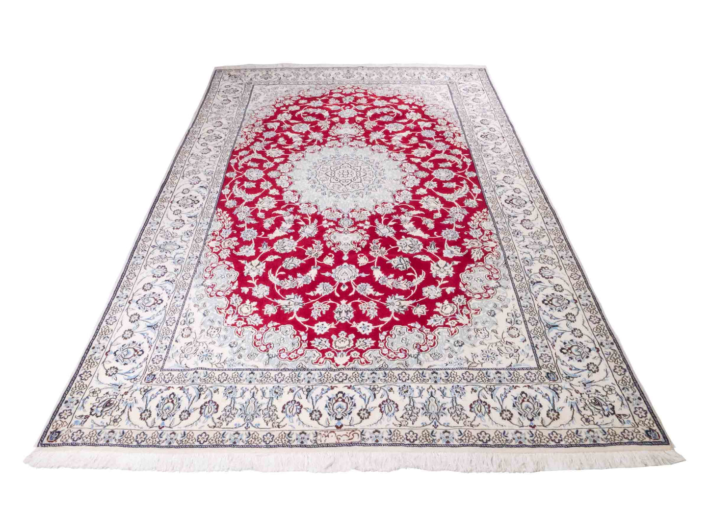 Handgeknüpfter Nain 9La Perserteppich von Khademi mit Signatur aus Wolle mit Seide, rot, weiß. Klassisches Medaillon-Design. Von Hand geknüpft in Iran / Persien. Größe: 321 cm x 204 cm. Teppichnummer: RB3-1084. Verkauf durch Jupiter Intl.