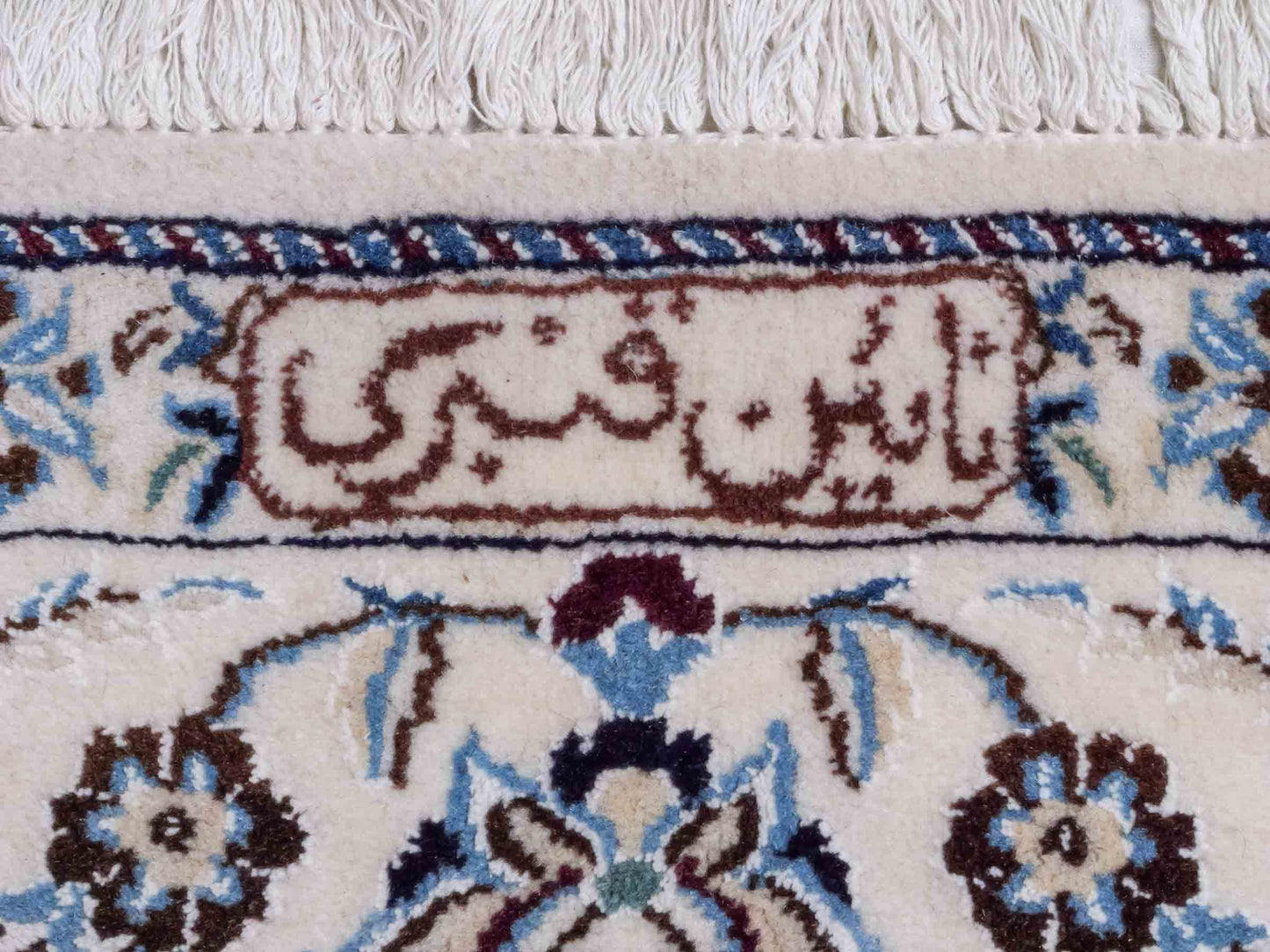 Handgeknüpfter Nain 9La Perserteppich von Khademi mit Signatur aus Wolle mit Seide, rot, weiß. Klassisches Medaillon-Design. Von Hand geknüpft in Iran / Persien. Größe: 321 cm x 204 cm. Teppichnummer: RB3-1084. Verkauf durch Jupiter Intl.