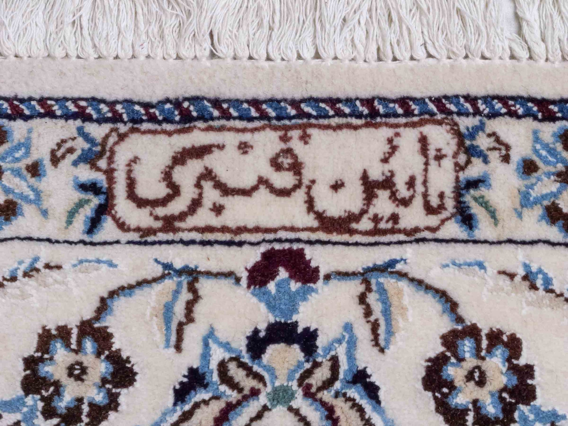 Handgeknüpfter Nain 9La Perserteppich von Khademi mit Signatur aus Wolle mit Seide, rot, weiß. Klassisches Medaillon-Design. Von Hand geknüpft in Iran / Persien. Größe: 321 cm x 204 cm. Teppichnummer: RB3-1084. Verkauf durch Jupiter Intl.