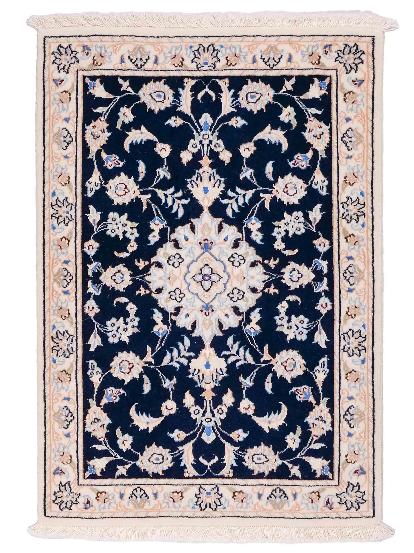 Handgeknüpfter Nain 9La Perserteppich von Khademi aus Wolle mit Seide, blau, weiß. Persischer Orientteppich mit Medaillon. Von Hand geknüpft in Iran / Persien. Größe: 88 cm x 60 cm. Teppichnummer: SB3-1009. Verkauf durch Jupiter Intl.
