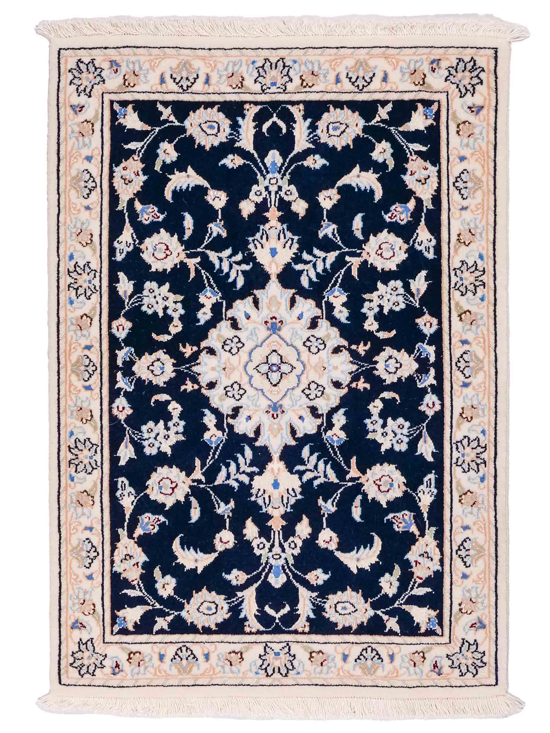 Handgeknüpfter Nain 9La Perserteppich von Khademi aus Wolle mit Seide, blau, weiß. Persischer Orientteppich mit Medaillon. Von Hand geknüpft in Iran / Persien. Größe: 88 cm x 60 cm. Teppichnummer: SB3-1009. Verkauf durch Jupiter Intl.
