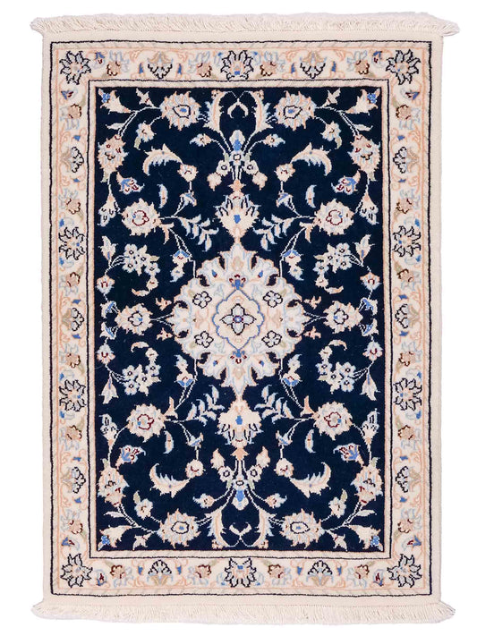 Handgeknüpfter Nain 9La Perserteppich von Khademi aus Wolle mit Seide, blau, weiß. Persischer Orientteppich mit Medaillon. Von Hand geknüpft in Iran / Persien. Größe: 88 cm x 60 cm. Teppichnummer: SB3-1009. Verkauf durch Jupiter Intl.