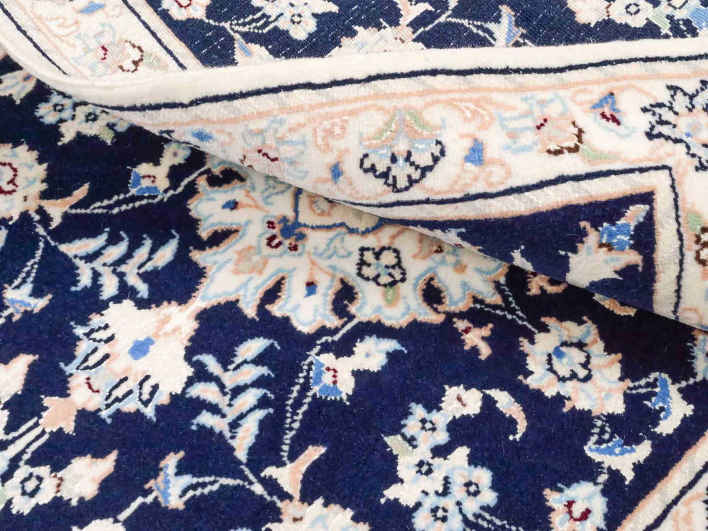 Handgeknüpfter Nain 9La Perserteppich von Khademi aus Wolle mit Seide, blau, weiß. Persischer Orientteppich mit Medaillon. Von Hand geknüpft in Iran / Persien. Größe: 88 cm x 60 cm. Teppichnummer: SB3-1009. Verkauf durch Jupiter Intl.
