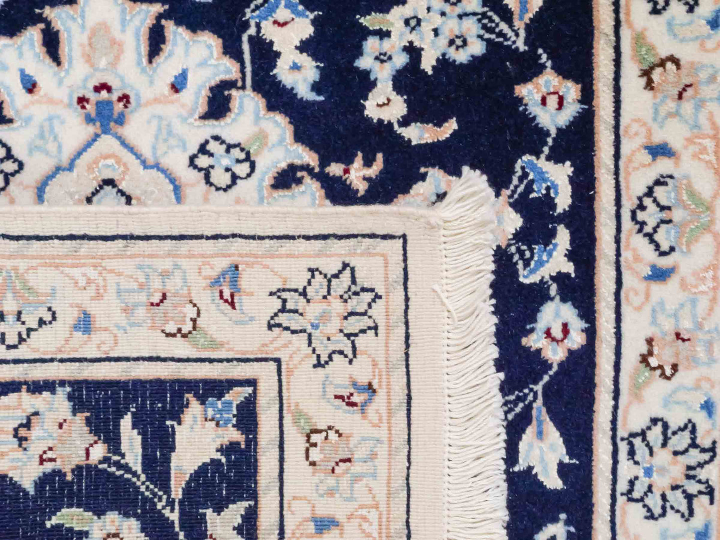 Handgeknüpfter Nain 9La Perserteppich von Khademi aus Wolle mit Seide, blau, weiß. Persischer Orientteppich mit Medaillon. Von Hand geknüpft in Iran / Persien. Größe: 88 cm x 60 cm. Teppichnummer: SB3-1009. Verkauf durch Jupiter Intl.