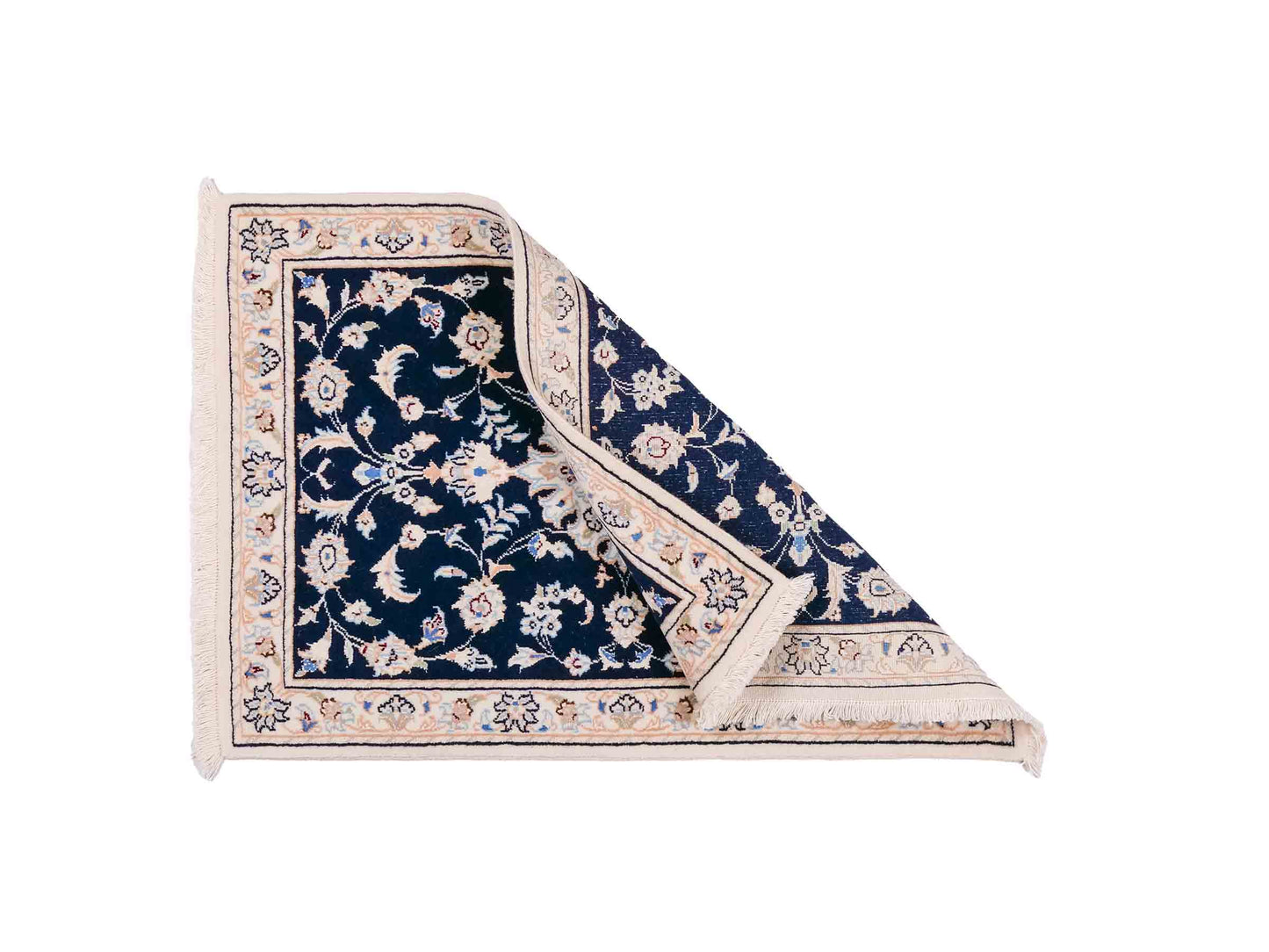 Handgeknüpfter Nain 9La Perserteppich von Khademi aus Wolle mit Seide, blau, weiß. Persischer Orientteppich mit Medaillon. Von Hand geknüpft in Iran / Persien. Größe: 88 cm x 60 cm. Teppichnummer: SB3-1009. Verkauf durch Jupiter Intl.