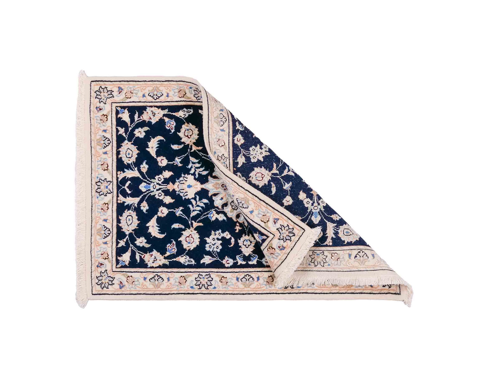 Handgeknüpfter Nain 9La Perserteppich von Khademi aus Wolle mit Seide, blau, weiß. Persischer Orientteppich mit Medaillon. Von Hand geknüpft in Iran / Persien. Größe: 88 cm x 60 cm. Teppichnummer: SB3-1009. Verkauf durch Jupiter Intl.