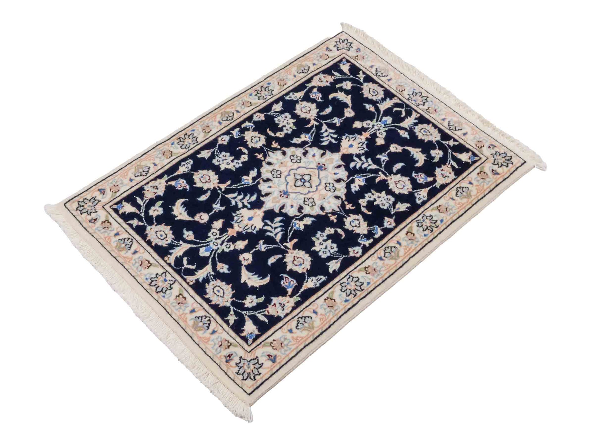 Handgeknüpfter Nain 9La Perserteppich von Khademi aus Wolle mit Seide, blau, weiß. Persischer Orientteppich mit Medaillon. Von Hand geknüpft in Iran / Persien. Größe: 88 cm x 60 cm. Teppichnummer: SB3-1009. Verkauf durch Jupiter Intl.