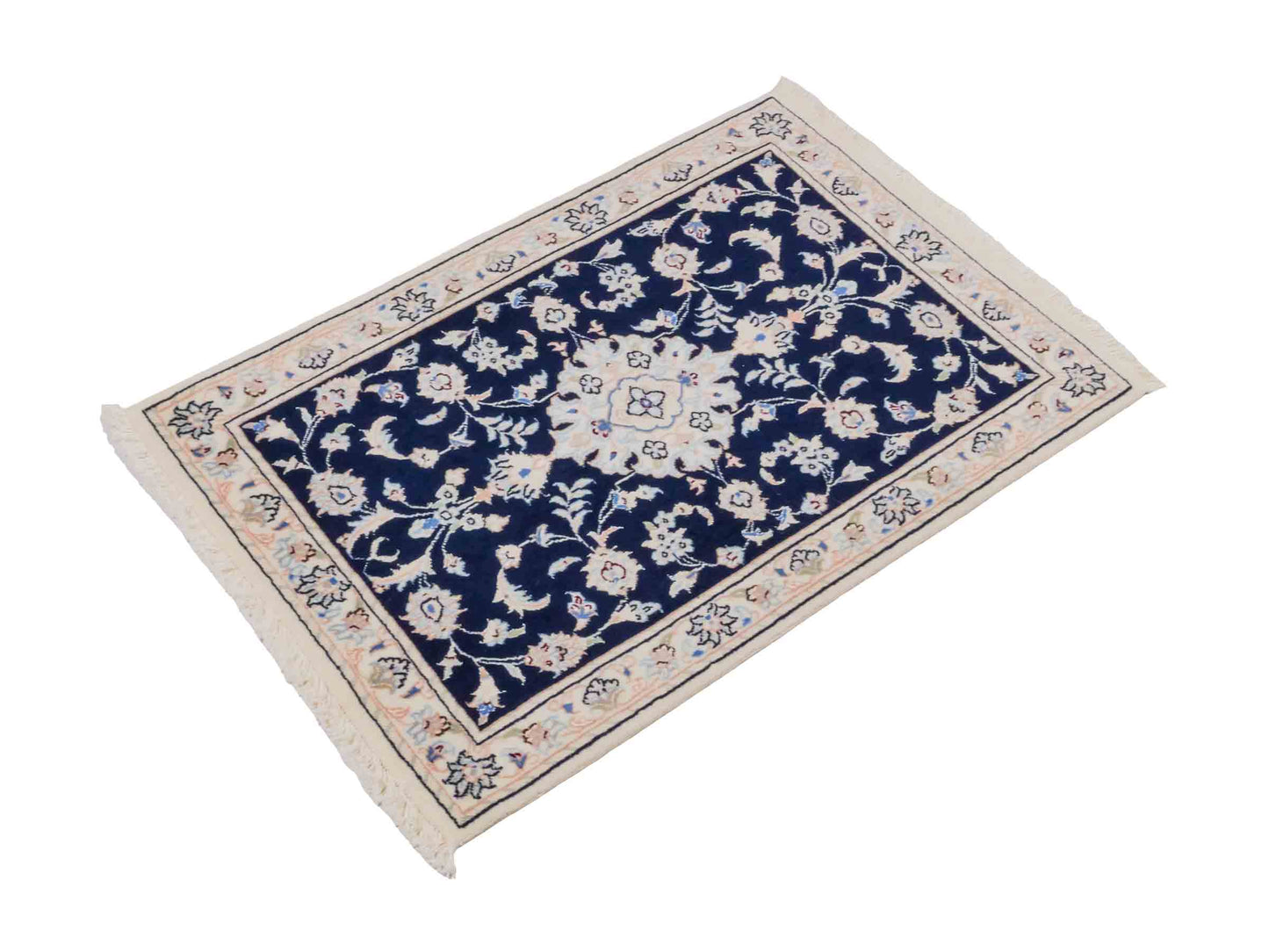 Handgeknüpfter Nain 9La Perserteppich von Khademi aus Wolle mit Seide, blau, weiß. Persischer Orientteppich mit Medaillon. Von Hand geknüpft in Iran / Persien. Größe: 88 cm x 60 cm. Teppichnummer: SB3-1009. Verkauf durch Jupiter Intl.
