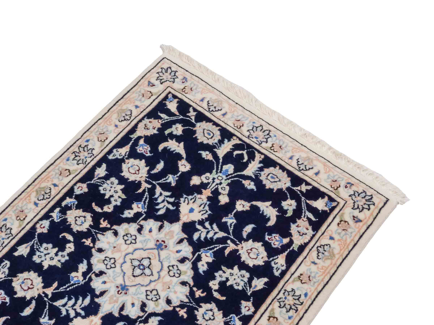 Handgeknüpfter Nain 9La Perserteppich von Khademi aus Wolle mit Seide, blau, weiß. Persischer Orientteppich mit Medaillon. Von Hand geknüpft in Iran / Persien. Größe: 88 cm x 60 cm. Teppichnummer: SB3-1009. Verkauf durch Jupiter Intl.