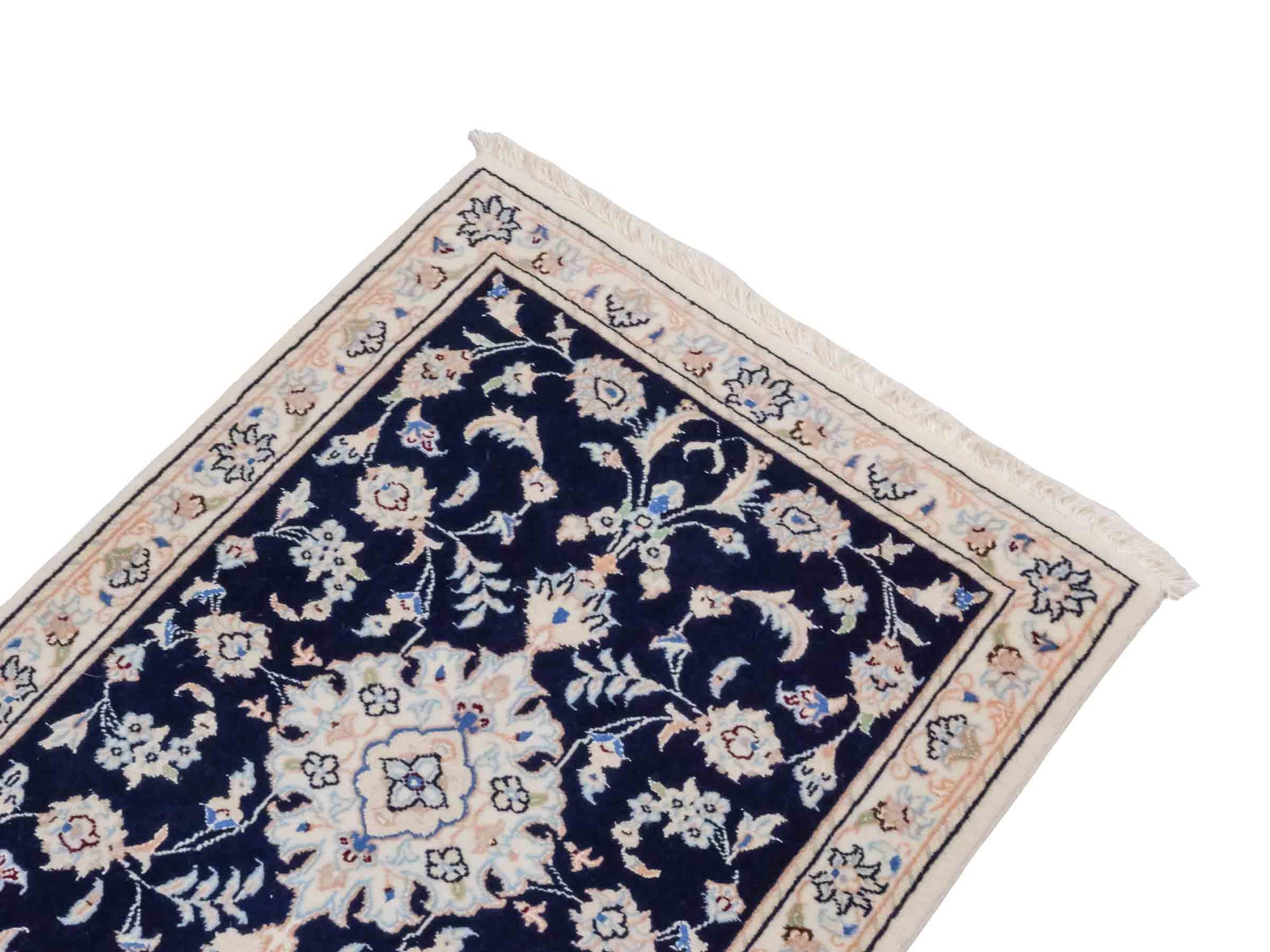 Handgeknüpfter Nain 9La Perserteppich von Khademi aus Wolle mit Seide, blau, weiß. Persischer Orientteppich mit Medaillon. Von Hand geknüpft in Iran / Persien. Größe: 88 cm x 60 cm. Teppichnummer: SB3-1009. Verkauf durch Jupiter Intl.