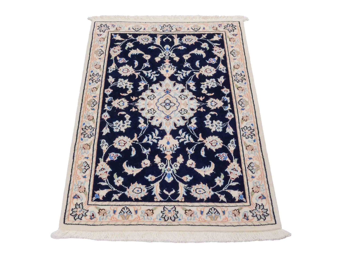 Handgeknüpfter Nain 9La Perserteppich von Khademi aus Wolle mit Seide, blau, weiß. Persischer Orientteppich mit Medaillon. Von Hand geknüpft in Iran / Persien. Größe: 88 cm x 60 cm. Teppichnummer: SB3-1009. Verkauf durch Jupiter Intl.