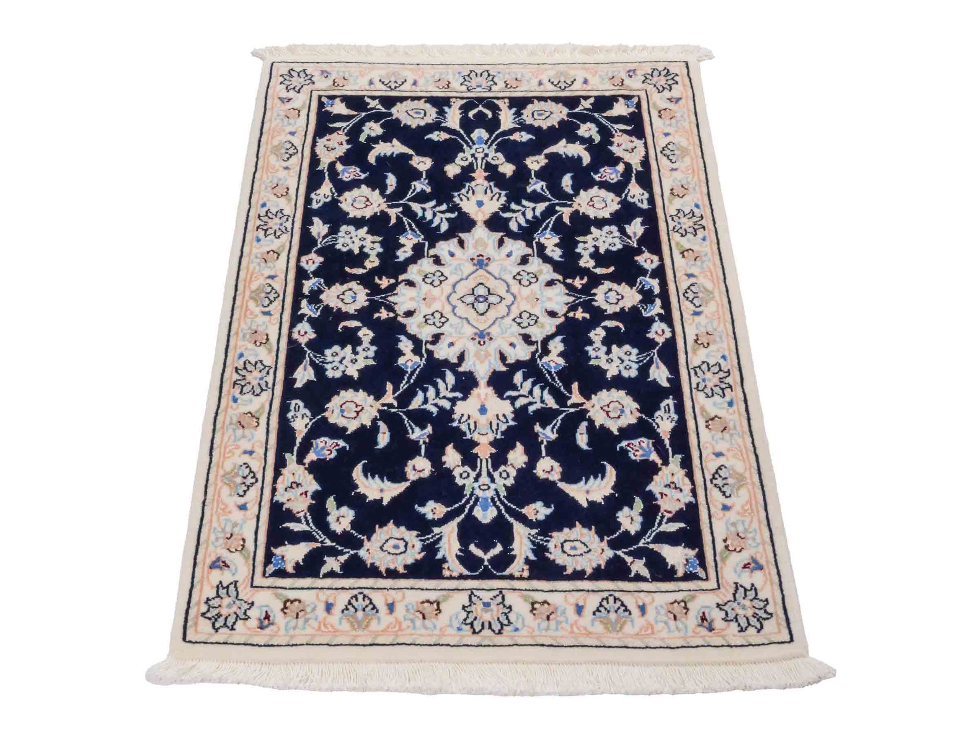 Handgeknüpfter Nain 9La Perserteppich von Khademi aus Wolle mit Seide, blau, weiß. Persischer Orientteppich mit Medaillon. Von Hand geknüpft in Iran / Persien. Größe: 88 cm x 60 cm. Teppichnummer: SB3-1009. Verkauf durch Jupiter Intl.