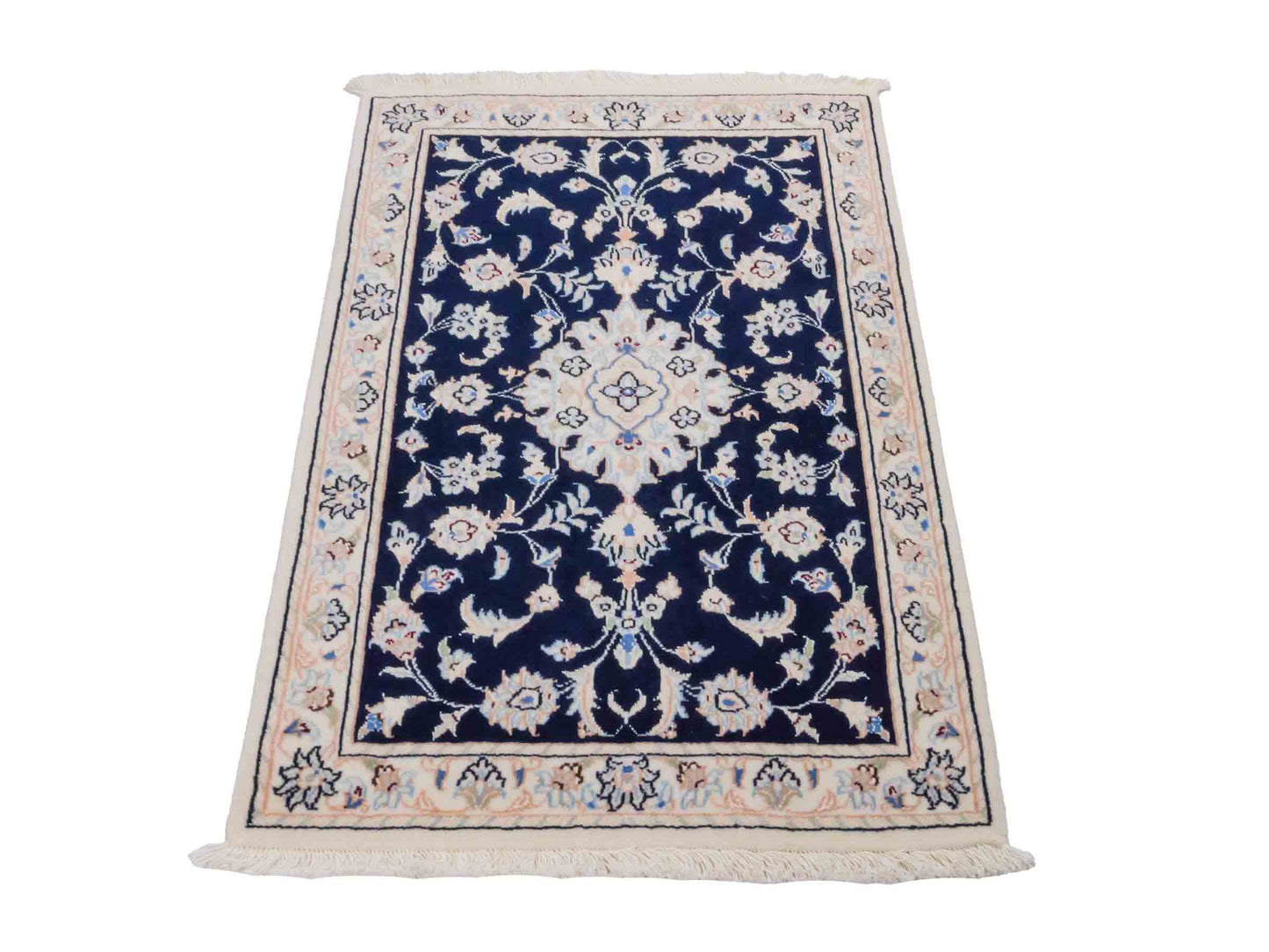Handgeknüpfter Nain 9La Perserteppich von Khademi aus Wolle mit Seide, blau, weiß. Persischer Orientteppich mit Medaillon. Von Hand geknüpft in Iran / Persien. Größe: 88 cm x 60 cm. Teppichnummer: SB3-1009. Verkauf durch Jupiter Intl.