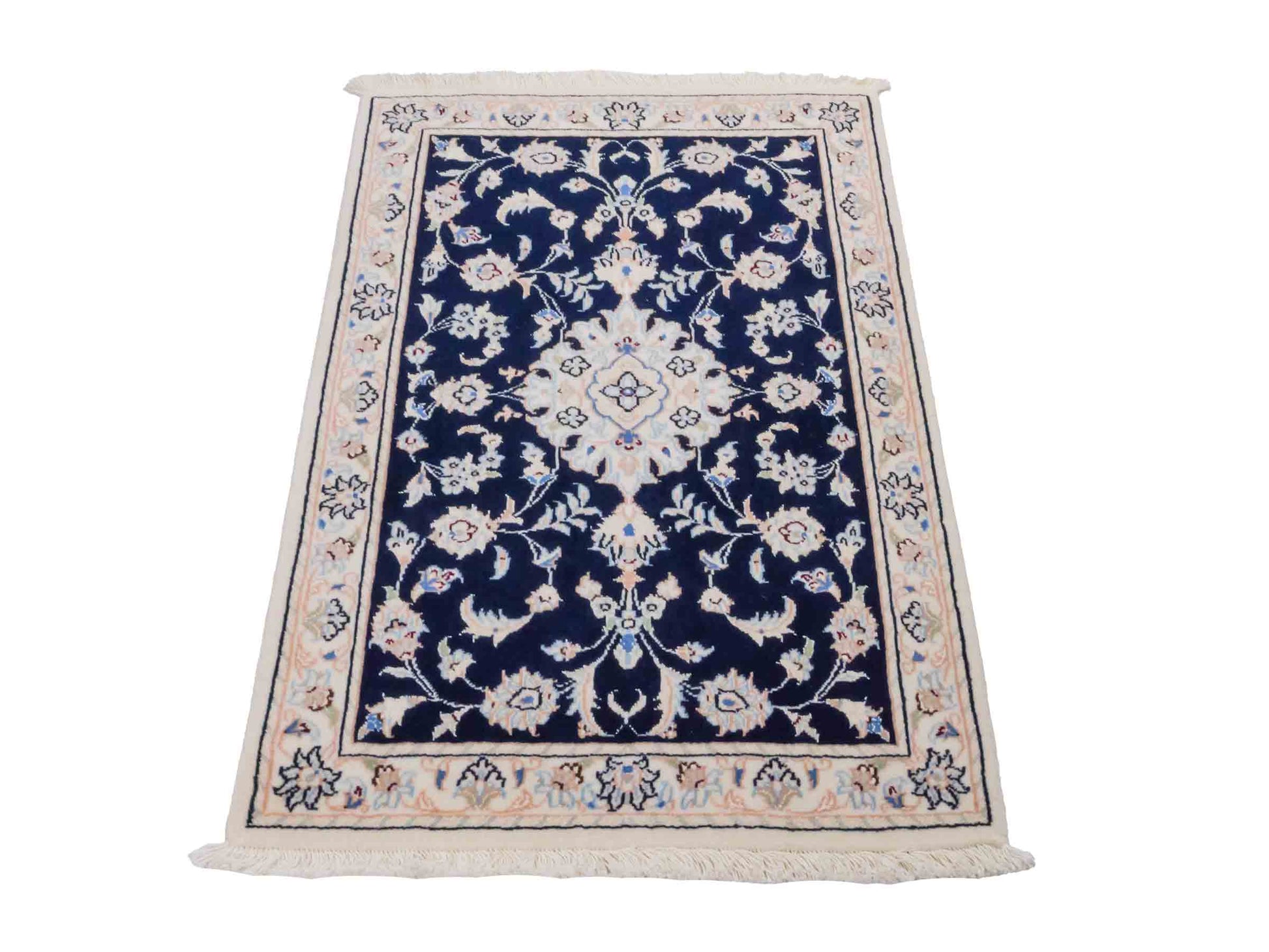 Handgeknüpfter Nain 9La Perserteppich von Khademi aus Wolle mit Seide, blau, weiß. Persischer Orientteppich mit Medaillon. Von Hand geknüpft in Iran / Persien. Größe: 88 cm x 60 cm. Teppichnummer: SB3-1009. Verkauf durch Jupiter Intl.