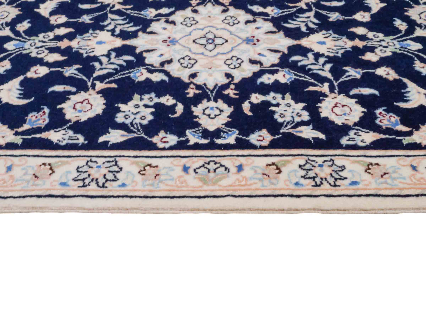 Handgeknüpfter Nain 9La Perserteppich von Khademi aus Wolle mit Seide, blau, weiß. Persischer Orientteppich mit Medaillon. Von Hand geknüpft in Iran / Persien. Größe: 88 cm x 60 cm. Teppichnummer: SB3-1009. Verkauf durch Jupiter Intl.