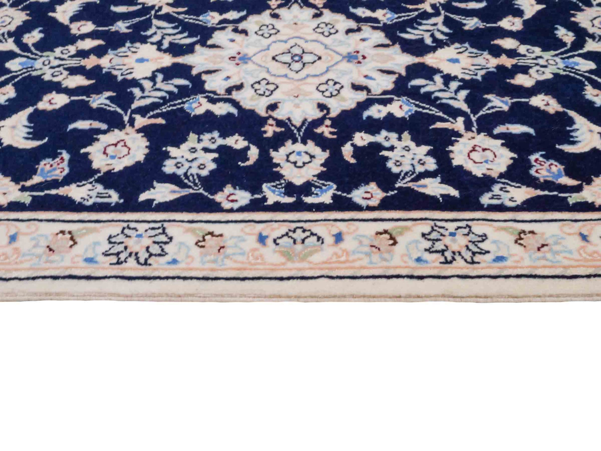 Handgeknüpfter Nain 9La Perserteppich von Khademi aus Wolle mit Seide, blau, weiß. Persischer Orientteppich mit Medaillon. Von Hand geknüpft in Iran / Persien. Größe: 88 cm x 60 cm. Teppichnummer: SB3-1009. Verkauf durch Jupiter Intl.