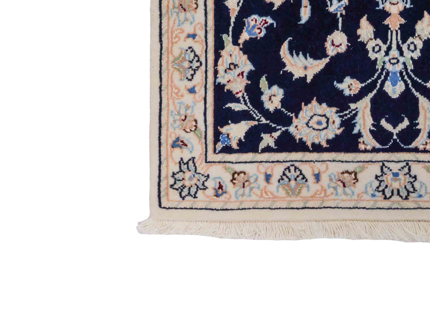 Handgeknüpfter Nain 9La Perserteppich von Khademi aus Wolle mit Seide, blau, weiß. Persischer Orientteppich mit Medaillon. Von Hand geknüpft in Iran / Persien. Größe: 88 cm x 60 cm. Teppichnummer: SB3-1009. Verkauf durch Jupiter Intl.
