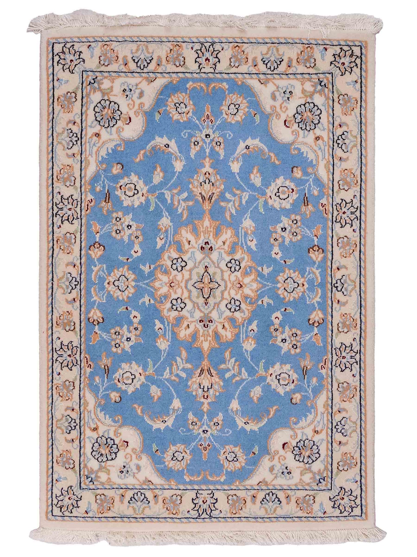 Handgeknüpfter Nain 9La Perserteppich von Khademi aus Wolle mit Seide, hellblau, creme. Persischer Orientteppich mit Medaillon. Von Hand geknüpft in Iran / Persien. Größe: 90 cm x 60 cm. Teppichnummer: SB3-1011. Verkauf durch Jupiter Intl.