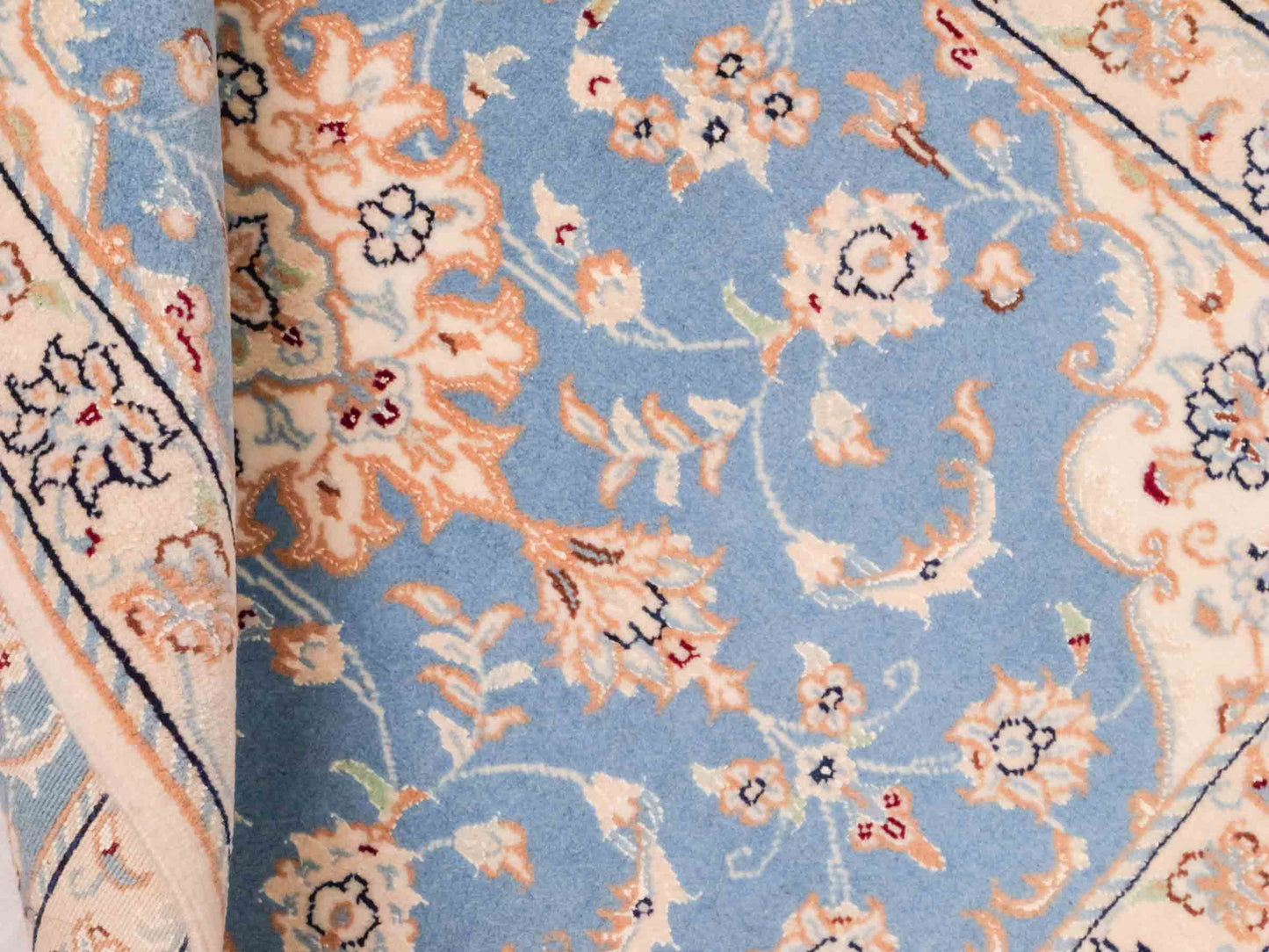Handgeknüpfter Nain 9La Perserteppich von Khademi aus Wolle mit Seide, hellblau, creme. Persischer Orientteppich mit Medaillon. Von Hand geknüpft in Iran / Persien. Größe: 90 cm x 60 cm. Teppichnummer: SB3-1011. Verkauf durch Jupiter Intl.