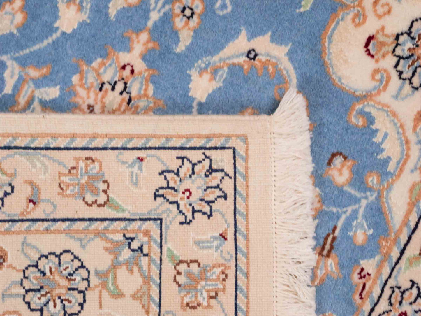 Handgeknüpfter Nain 9La Perserteppich von Khademi aus Wolle mit Seide, hellblau, creme. Persischer Orientteppich mit Medaillon. Von Hand geknüpft in Iran / Persien. Größe: 90 cm x 60 cm. Teppichnummer: SB3-1011. Verkauf durch Jupiter Intl.