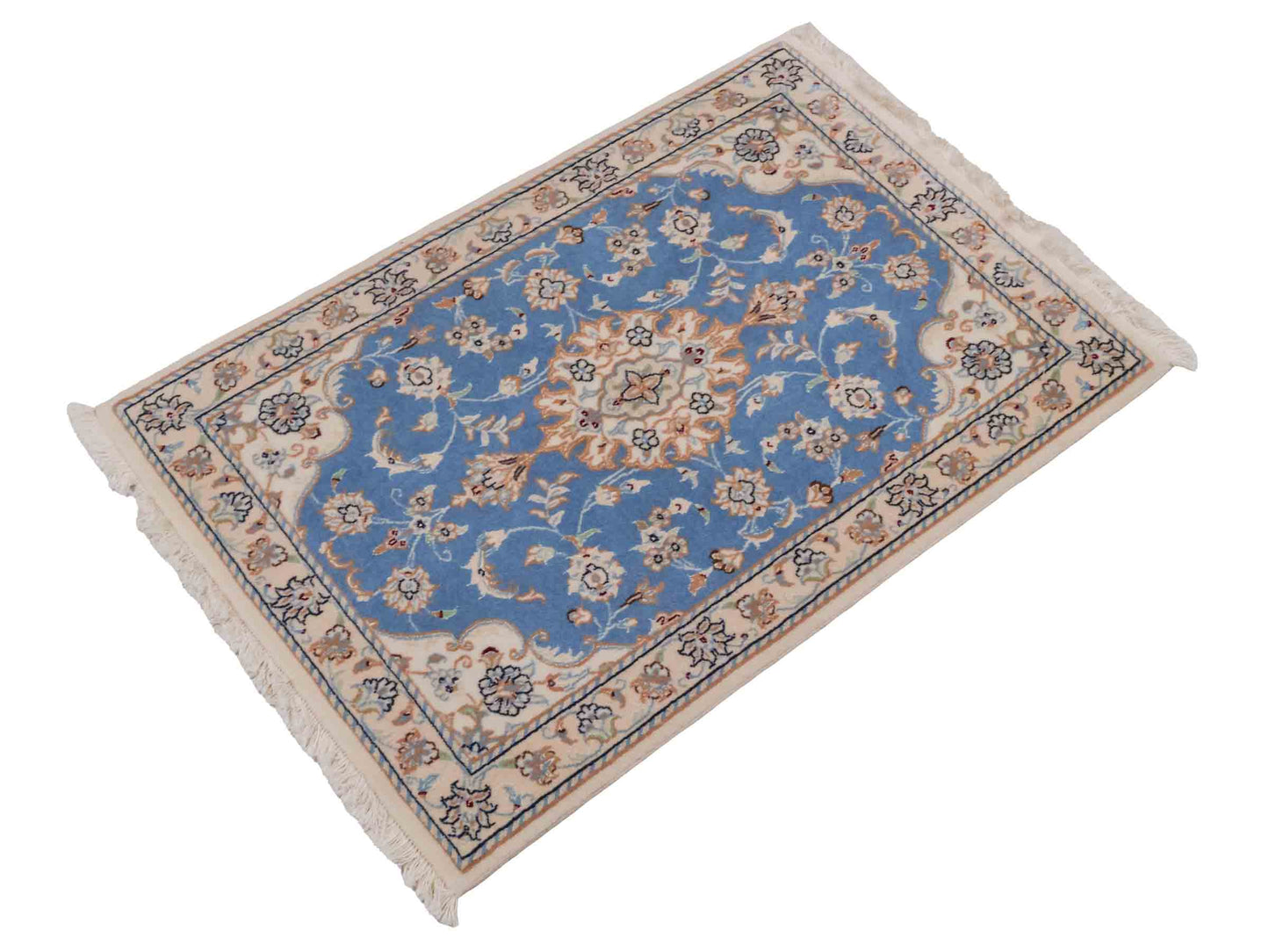 Handgeknüpfter Nain 9La Perserteppich von Khademi aus Wolle mit Seide, hellblau, creme. Persischer Orientteppich mit Medaillon. Von Hand geknüpft in Iran / Persien. Größe: 90 cm x 60 cm. Teppichnummer: SB3-1011. Verkauf durch Jupiter Intl.