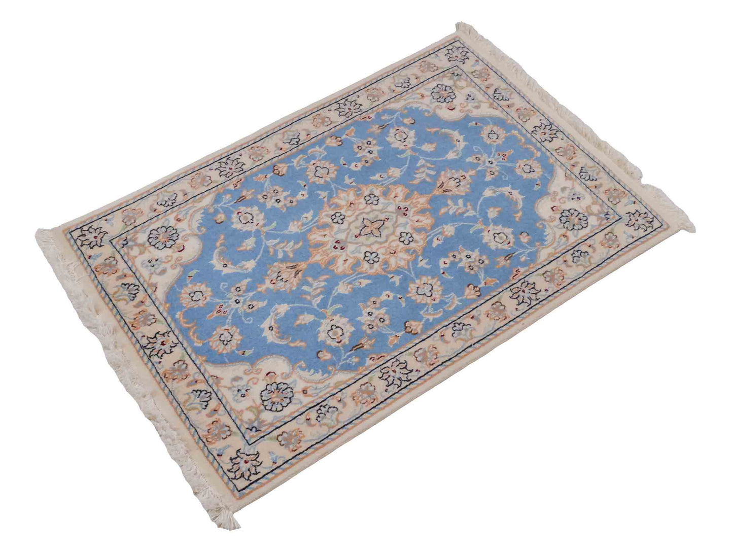 Handgeknüpfter Nain 9La Perserteppich von Khademi aus Wolle mit Seide, hellblau, creme. Persischer Orientteppich mit Medaillon. Von Hand geknüpft in Iran / Persien. Größe: 90 cm x 60 cm. Teppichnummer: SB3-1011. Verkauf durch Jupiter Intl.