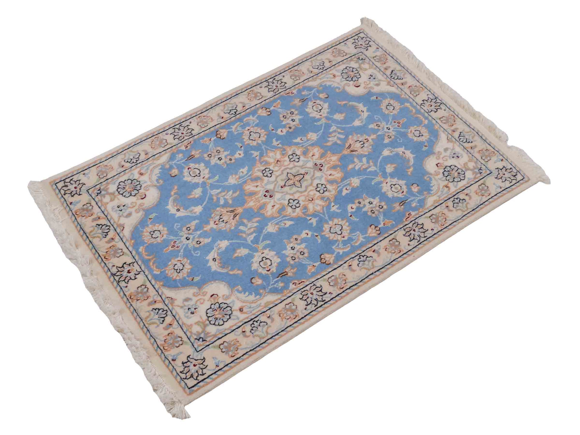 Handgeknüpfter Nain 9La Perserteppich von Khademi aus Wolle mit Seide, hellblau, creme. Persischer Orientteppich mit Medaillon. Von Hand geknüpft in Iran / Persien. Größe: 90 cm x 60 cm. Teppichnummer: SB3-1011. Verkauf durch Jupiter Intl.