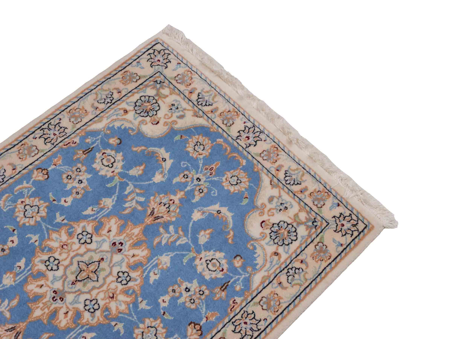 Handgeknüpfter Nain 9La Perserteppich von Khademi aus Wolle mit Seide, hellblau, creme. Persischer Orientteppich mit Medaillon. Von Hand geknüpft in Iran / Persien. Größe: 90 cm x 60 cm. Teppichnummer: SB3-1011. Verkauf durch Jupiter Intl.