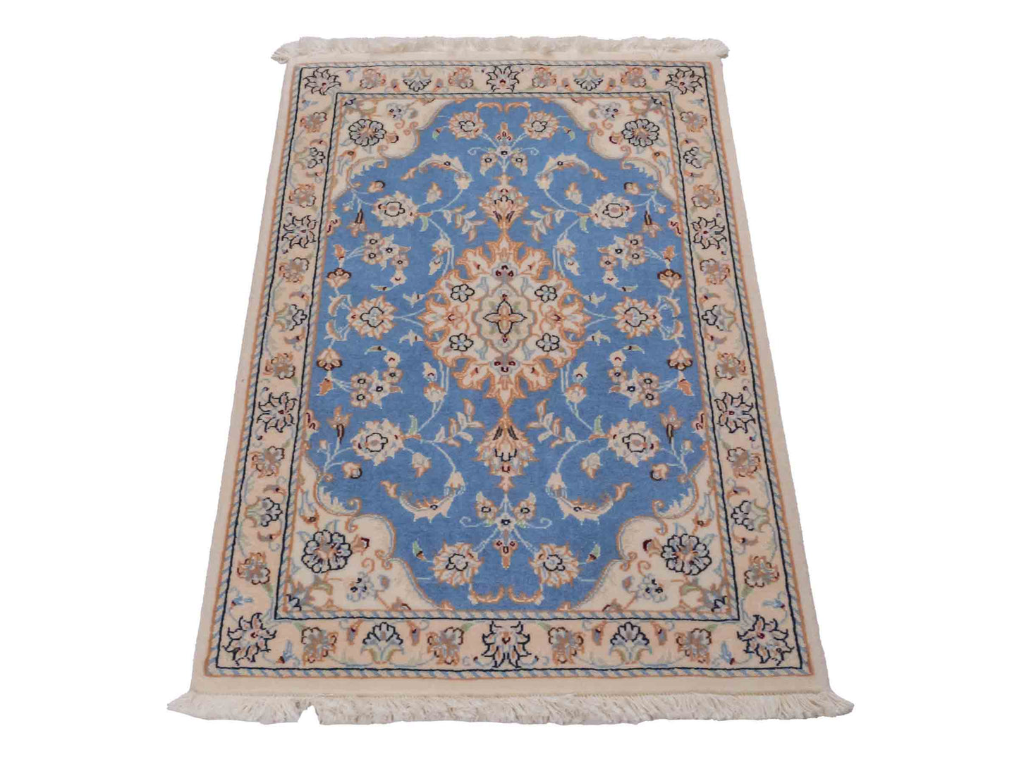 Handgeknüpfter Nain 9La Perserteppich von Khademi aus Wolle mit Seide, hellblau, creme. Persischer Orientteppich mit Medaillon. Von Hand geknüpft in Iran / Persien. Größe: 90 cm x 60 cm. Teppichnummer: SB3-1011. Verkauf durch Jupiter Intl.