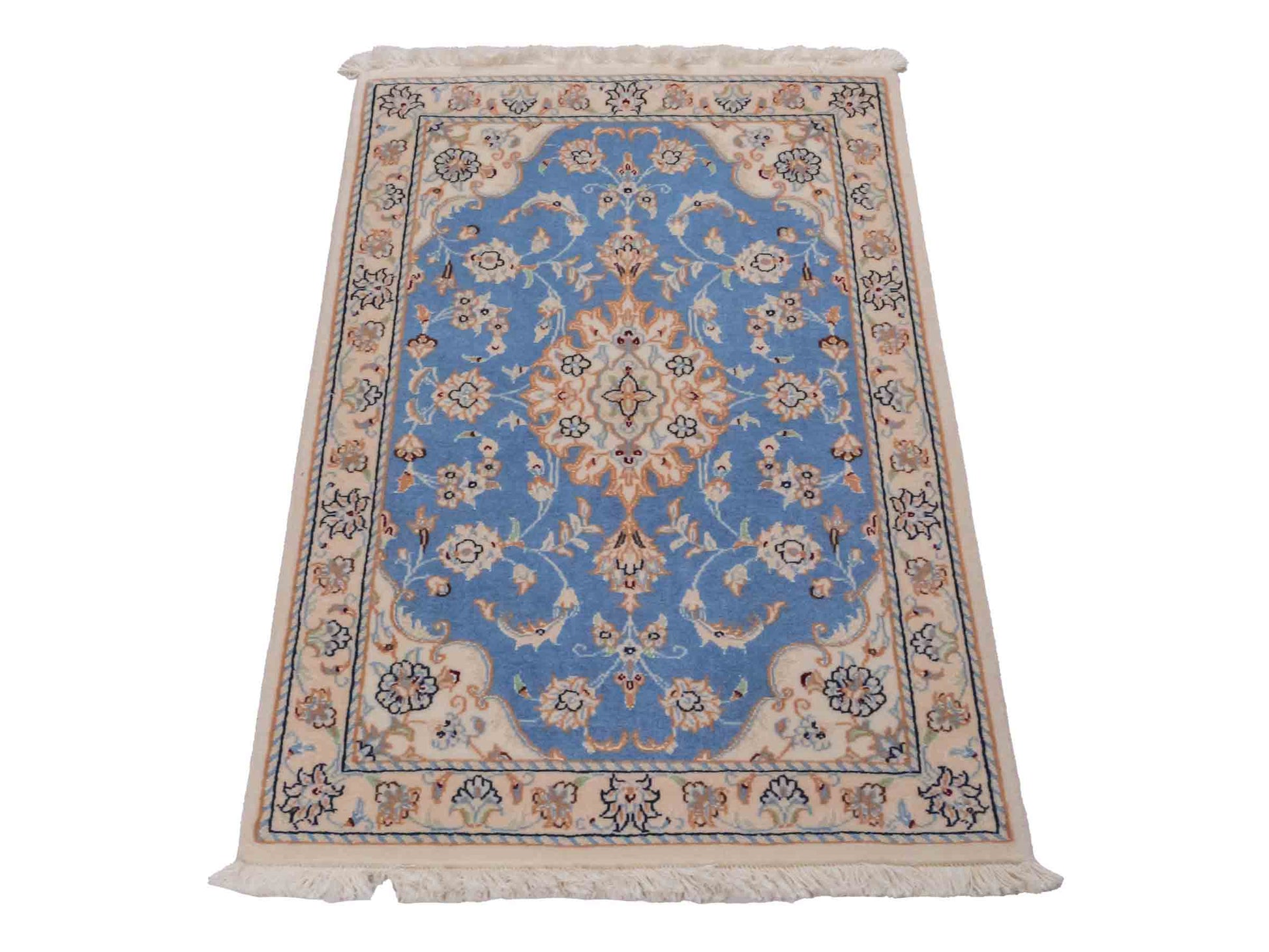 Handgeknüpfter Nain 9La Perserteppich von Khademi aus Wolle mit Seide, hellblau, creme. Persischer Orientteppich mit Medaillon. Von Hand geknüpft in Iran / Persien. Größe: 90 cm x 60 cm. Teppichnummer: SB3-1011. Verkauf durch Jupiter Intl.