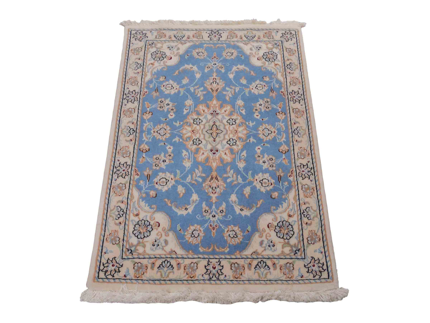 Handgeknüpfter Nain 9La Perserteppich von Khademi aus Wolle mit Seide, hellblau, creme. Persischer Orientteppich mit Medaillon. Von Hand geknüpft in Iran / Persien. Größe: 90 cm x 60 cm. Teppichnummer: SB3-1011. Verkauf durch Jupiter Intl.