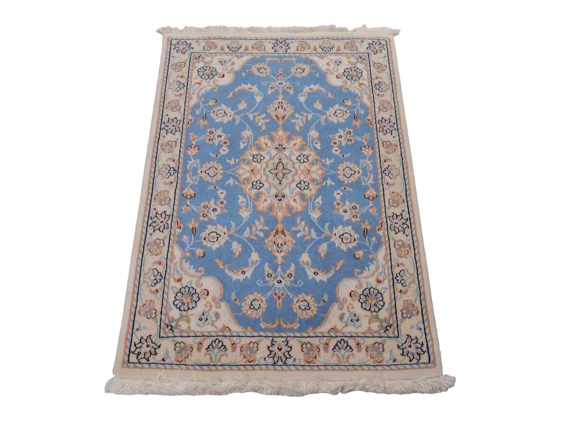 Handgeknüpfter Nain 9La Perserteppich von Khademi aus Wolle mit Seide, hellblau, creme. Persischer Orientteppich mit Medaillon. Von Hand geknüpft in Iran / Persien. Größe: 90 cm x 60 cm. Teppichnummer: SB3-1011. Verkauf durch Jupiter Intl.