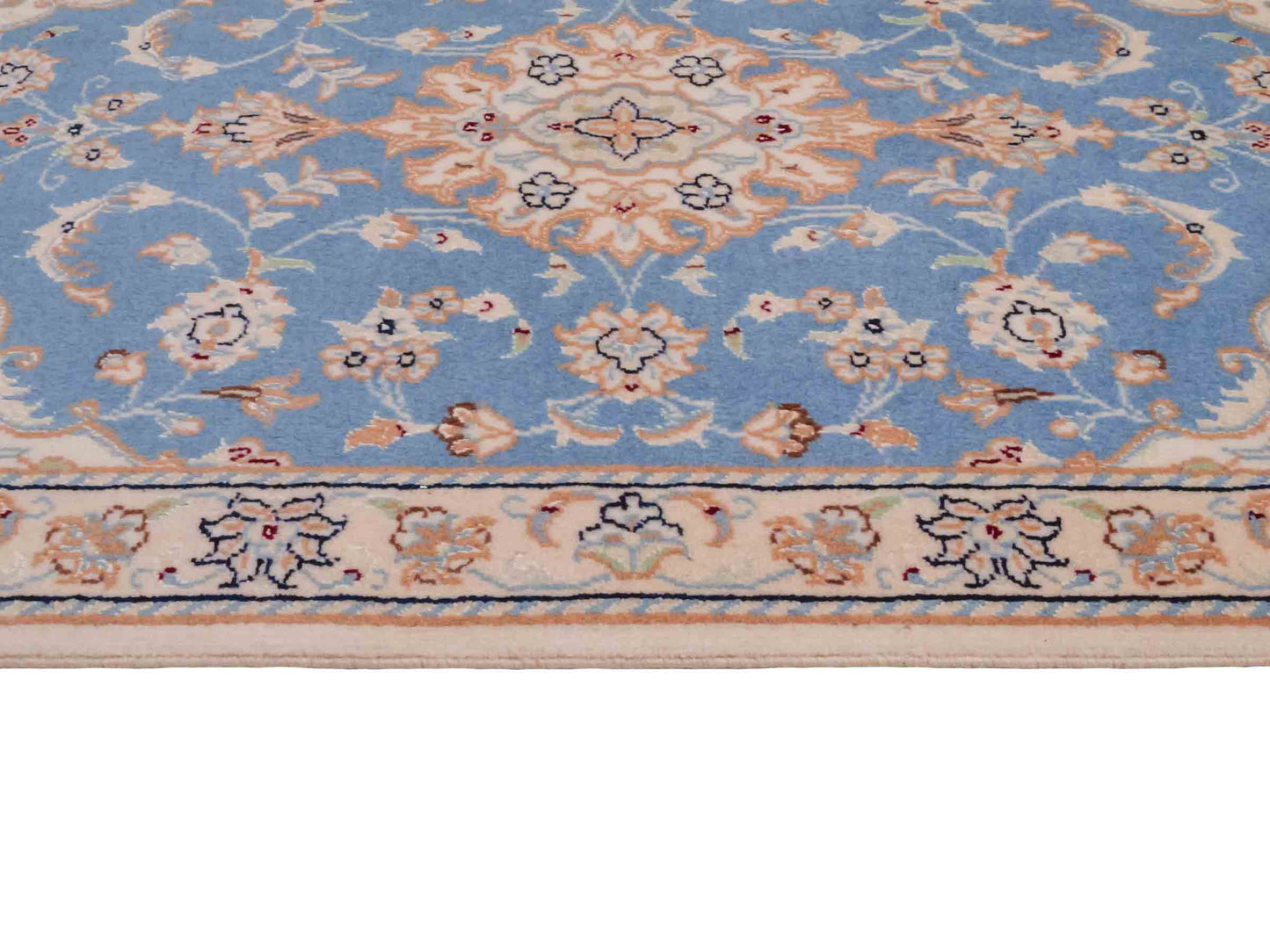 Handgeknüpfter Nain 9La Perserteppich von Khademi aus Wolle mit Seide, hellblau, creme. Persischer Orientteppich mit Medaillon. Von Hand geknüpft in Iran / Persien. Größe: 90 cm x 60 cm. Teppichnummer: SB3-1011. Verkauf durch Jupiter Intl.